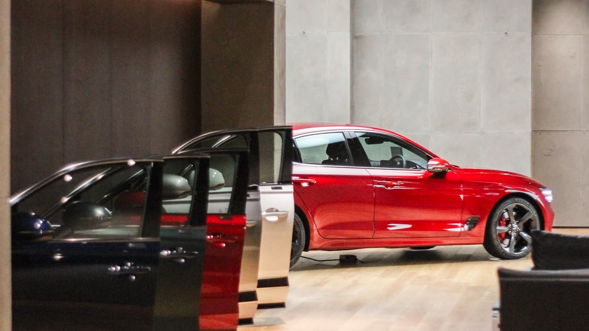 Showroom de revenda com carros em exposição
