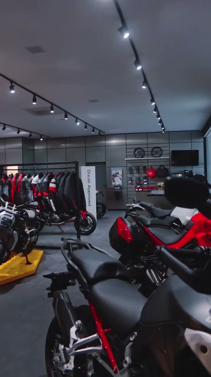 Produção da City Films em showroom Ducati